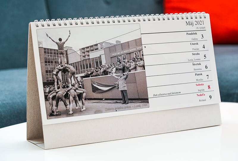 Stolový kalendár pre obec, zameraný na historické fotografie