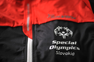 Logo nažehlené na športovej bunde